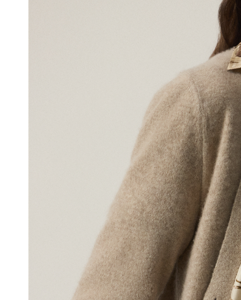 A  Ralph Lauren Lauren wardrobe essential, the cardigan jumper is updated for the Pre-Autumn 2025 season with a cashmere blend spun in a jersey stitch, enhancing the beauty of the yarn itself. This Italian-made version is distinguished by a printed lining showcasing the season's diary-inspired pattern – a beautiful collection of motifs depicting various  Ralph Lauren Lauren sketches and accessories in a versatile, neutral palette. Genuine mother-of-pearl buttons engraved with " Ralph Lauren Lauren" complete the look.