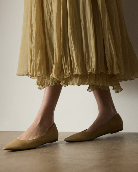 Crafted in Italy from elegant, lightweight chiffon, the season's Jordyn skirt undergoes a bark pleating process to achieve its stunning texture, lending dimension and movement to its breath-taking design.