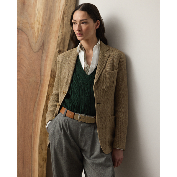 The Ronan jacket epitomises Ralph Lauren Lauren's affinity for both comfort and luxury, as it melds a lightweight feel and soft construction with highly considered tailoring, including slimming waist darts and vents at the back side seams. This version is expertly crafted with 100% Italian linen tweed woven in a barleycorn weave, creating a fabric that is both rustic and sophisticated. It's timelessly styled with notch lapels, patch pockets and genuine horn buttons engraved with " Ralph Lauren Lauren".