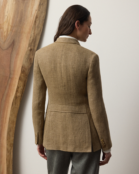 The Ronan jacket epitomises Ralph Lauren Lauren's affinity for both comfort and luxury, as it melds a lightweight feel and soft construction with highly considered tailoring, including slimming waist darts and vents at the back side seams. This version is expertly crafted with 100% Italian linen tweed woven in a barleycorn weave, creating a fabric that is both rustic and sophisticated. It's timelessly styled with notch lapels, patch pockets and genuine horn buttons engraved with " Ralph Lauren Lauren".