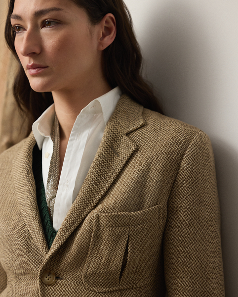 The Ronan jacket epitomises Ralph Lauren Lauren's affinity for both comfort and luxury, as it melds a lightweight feel and soft construction with highly considered tailoring, including slimming waist darts and vents at the back side seams. This version is expertly crafted with 100% Italian linen tweed woven in a barleycorn weave, creating a fabric that is both rustic and sophisticated. It's timelessly styled with notch lapels, patch pockets and genuine horn buttons engraved with " Ralph Lauren Lauren".