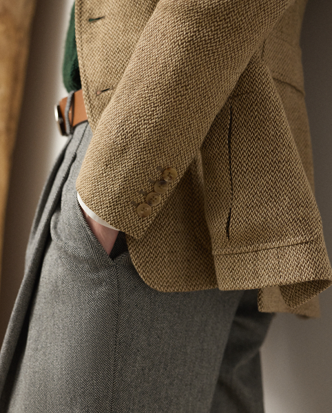 The Ronan jacket epitomises Ralph Lauren Lauren's affinity for both comfort and luxury, as it melds a lightweight feel and soft construction with highly considered tailoring, including slimming waist darts and vents at the back side seams. This version is expertly crafted with 100% Italian linen tweed woven in a barleycorn weave, creating a fabric that is both rustic and sophisticated. It's timelessly styled with notch lapels, patch pockets and genuine horn buttons engraved with " Ralph Lauren Lauren".