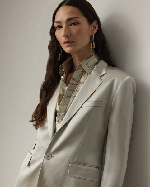 Equestrian-style hacking pockets and genuine mother-of-pearl buttons accent this season's version of the Parker jacket, which is crafted with full-bodied stretch satin for a fluid drape and perfect sheen. Traditional men's tailoring techniques ensure it maintains its slim, waist-defining silhouette for years to come.