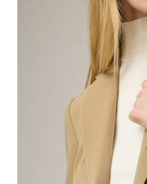 Equestrian-style hacking pockets and our signature "RL" and crown-engraved buttons adorn this season's version of the Parker jacket, which is woven from Italian wool gabardine in a compact weave specially selected for its structured form and stunning drape. Traditional men's tailoring techniques ensure it maintains its slim, waist-defining silhouette for years to come.