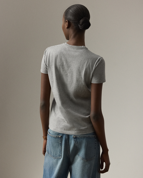 Our beloved mascot is appliquéd on this tee dressed in an outfit informed by the understated elegance that defines Pre-Autumn 2025 Collection. A team of six master embroiderers created the season's Racing Green Trench Polo Bear with highly considered materials, including synthetic leather for the bear's shoes, Ralph Lauren Tote and trench coat – whose colour is directly inspired by one of Mr Lauren's iconic vehicles – wool trench for the trousers, rib-knit cotton for the roll neck and metallic thread for the diamond earrings. This T-shirt is crafted with cotton jersey and finished with " Ralph Lauren Lauren" script embroidery.