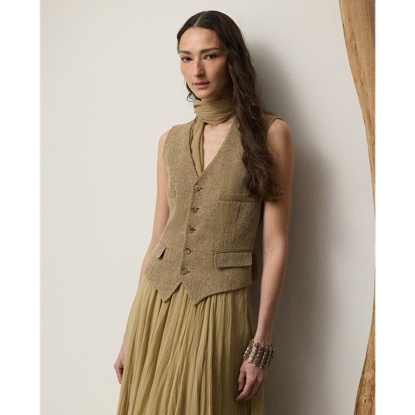 The menswear-inspired Holland is expertly crafted from 100% Italian linen tweed woven in a barleycorn weave, creating a fabric that is both rustic and sophisticated. Cut for a slim fit, this waistcoat is tailored with welt pockets, flapped pockets, slimming waist darts and an adjustable back belt.