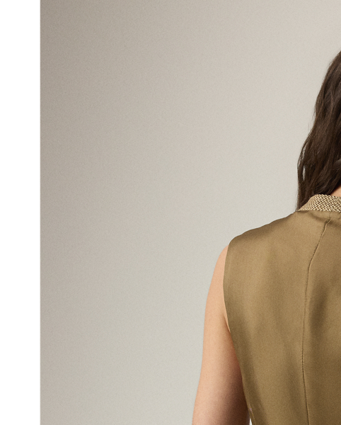 The menswear-inspired Holland is expertly crafted from 100% Italian linen tweed woven in a barleycorn weave, creating a fabric that is both rustic and sophisticated. Cut for a slim fit, this waistcoat is tailored with welt pockets, flapped pockets, slimming waist darts and an adjustable back belt.