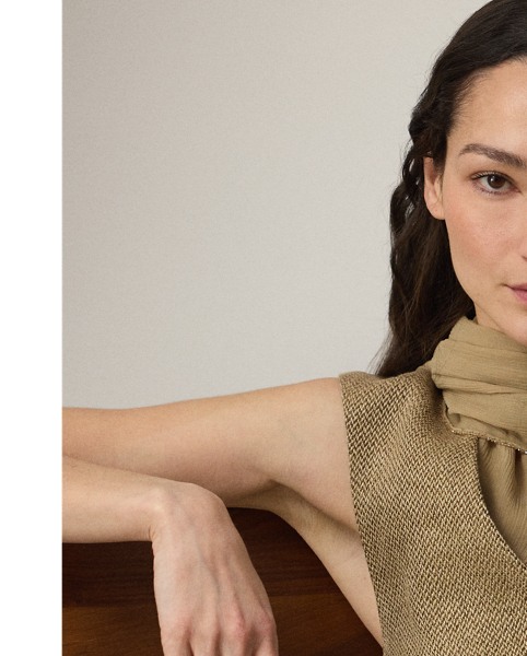 The menswear-inspired Holland is expertly crafted from 100% Italian linen tweed woven in a barleycorn weave, creating a fabric that is both rustic and sophisticated. Cut for a slim fit, this waistcoat is tailored with welt pockets, flapped pockets, slimming waist darts and an adjustable back belt.