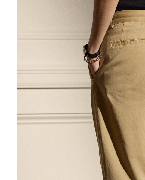 A timeless wardrobe staple, the Fallon modernises the essential chino trouser with a relaxed fit, welt pockets and a flattering mid-rise. Crafted from 100% Italian cotton twill, this style is woven with a left hand and specially washed for added softness and a subtle timeworn look.