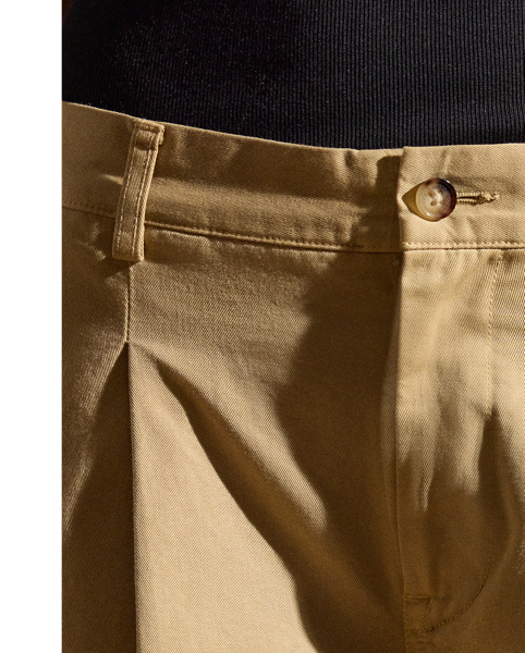 A timeless wardrobe staple, the Fallon modernises the essential chino trouser with a relaxed fit, welt pockets and a flattering mid-rise. Crafted from 100% Italian cotton twill, this style is woven with a left hand and specially washed for added softness and a subtle timeworn look.
