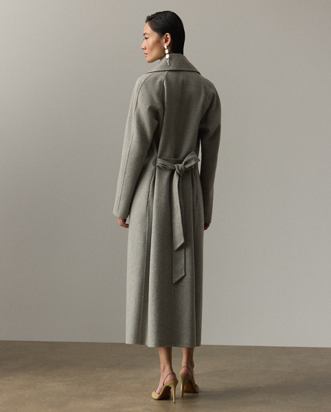 A refreshed rendition of a Ralph Lauren Lauren icon, the Kacey wrap coat updates our classic Leonarda with a longer calf-grazing length. This version is crafted from luxurious double-faced cashmere yarn-dyed in a mélange colouring and features an elegant drape and a compact yet plush hand feel. This softly constructed, Italian-made style is designed with a waist-accentuating self-belt and side on-seam pockets.