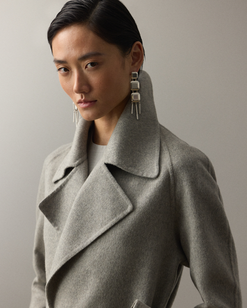 A refreshed rendition of a Ralph Lauren Lauren icon, the Kacey wrap coat updates our classic Leonarda with a longer calf-grazing length. This version is crafted from luxurious double-faced cashmere yarn-dyed in a mélange colouring and features an elegant drape and a compact yet plush hand feel. This softly constructed, Italian-made style is designed with a waist-accentuating self-belt and side on-seam pockets.