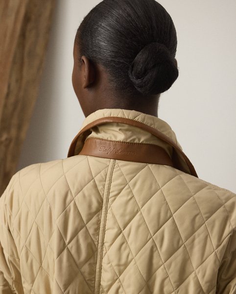 Quality comfort meets luxury in the season's Saundra coat, which is crafted with a finely woven, compact water-repellent fabric for a sturdy yet light weight and a soft, peachy hand feel. With an array of highly considered features, including a convenient two-way zip closure, zip pockets, an adjustable drawcord waist, latches at the throat and cuffs and interior padding for added warmth, this essential layer is finished with diamond quilting and lambskin trim throughout.