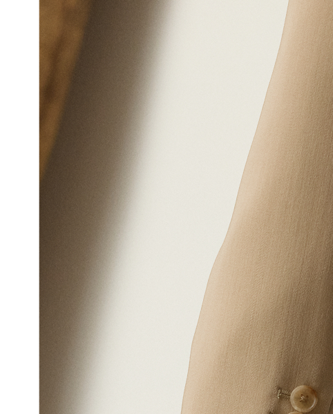 Modelled on our iconic Camden jacket, the blazer-inspired design of this day dress is elongated to create a chic mini silhouette. Staying true to  Ralph Lauren Lauren's signature tailoring methods, the Camden dress features peak lapels, shoulder pads, waist darts and back princess seams. This version is crafted in Italy from wool gabardine in a compact weave specially selected for its structured form and stunning drape.