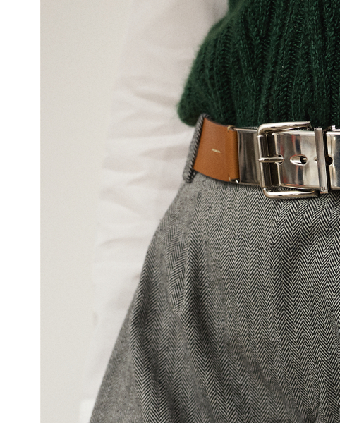 Crafted in Italy, the Jeanne trouser features a woven mini herringbone motif and a low-rise, relaxed-fitting silhouette, which elegantly tapers towards the hem – a comfortable yet flattering silhouette enhanced by buttoned tabs on the ankles. In the same family as our classic wool tweeds, this style's wool-blend fabric maintains its traditional hand feel while feeling slightly softer and lighter in weight, making it perfect for transitional dressing.