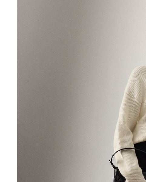 A  Ralph Lauren Lauren mainstay, this version of the cashmere jumper features a travelling rib motif and sparkling hot-fixed crystals throughout.