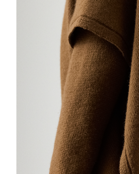 An elegant layering piece, this cape-style jumper is spun with medium-weight cashmere jersey and features a shawl collar, elbow-length sleeves and rib-knit trim.