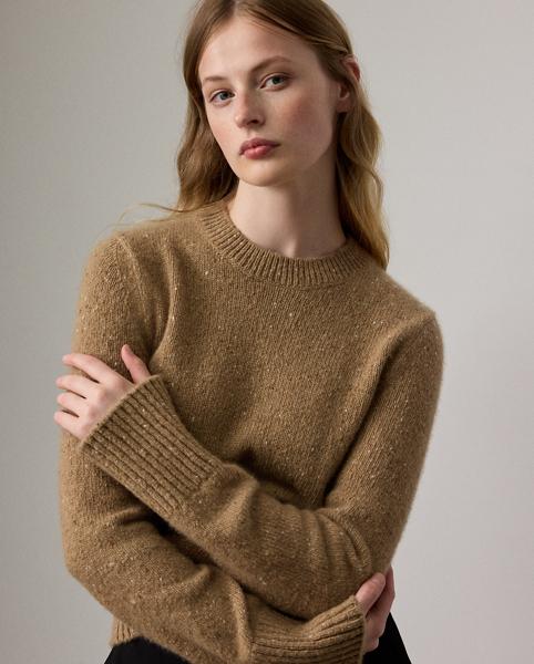 Cut for a relaxed fit, this version of Ralph Lauren Lauren's signature crewneck jumper is distinguished by a soft jersey construction, which is crafted from a beautiful slub Donegal cashmere yarn.