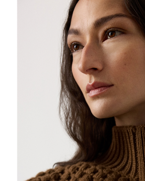 A favourite of Mr Lauren's this season, this version of our cashmere cardigan jumper undergoes a multi-step artisanal process to achieve its cosy design. To begin, a hand-crochet knitting technique forms the novelty stitch pattern at the yoke. Next, a special Machine is used to create the textural, three-dimensional stitching displayed at the bodice and sleeves. Finally, the pieces are sewn together to form this style's relaxed silhouette. Braided leather buttons at the placket complete the look.