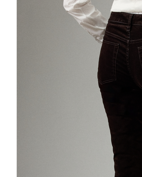 Informed by classic menswear trousers, the Italian-made Seth trouser combines timeless tailoring elements – including an extended waist tab and back waist darts – with lightweight stretch velvet for a remarkable drape.