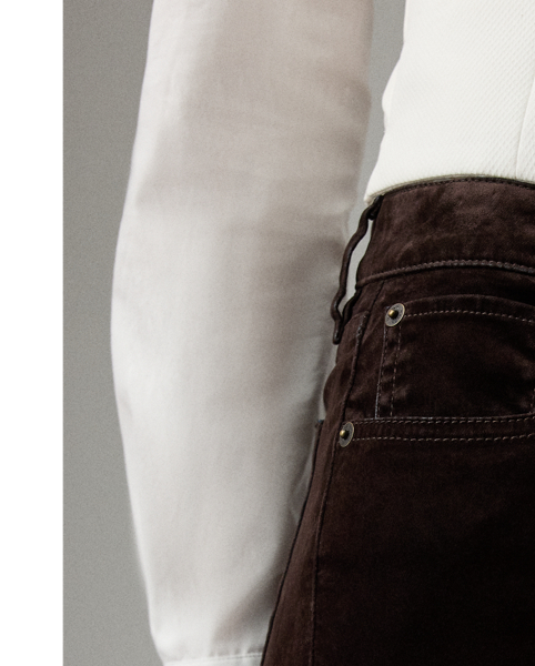 Informed by classic menswear trousers, the Italian-made Seth trouser combines timeless tailoring elements – including an extended waist tab and back waist darts – with lightweight stretch velvet for a remarkable drape.