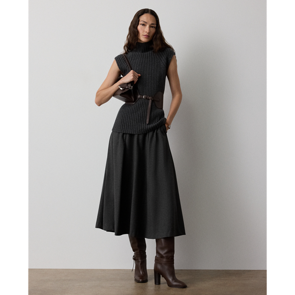 An elevated wardrobe staple, the Evilyn reimagines the timeless A-line skirt with trouser-inspired elements, including belt loops, a zip fly with a buttoned waist tab, and a coin pocket. Tailored with front waist pleats and back waist darts, this skirt is crafted from lightweight Italian wool flannel.