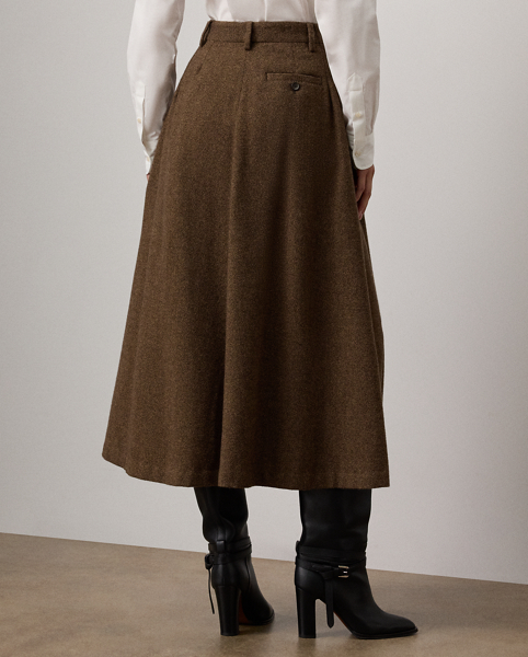 An elevated wardrobe staple, the Evilyn reimagines the timeless A-line skirt with trouser-inspired elements, including belt loops, a zip fly with a buttoned waist tab, and a coin pocket. Tailored with front waist pleats and back waist darts, this skirt is crafted from neutral, yard-dyed Italian tweed – a fabric custom-developed with soft wool yarns woven in a birdseye structure to create a light, jumper-like hand feel.