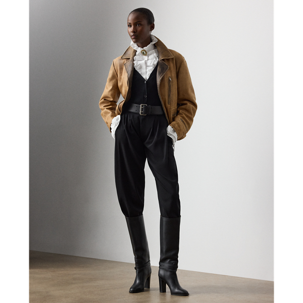 Crafted in Italy with wool trench in a compact weave specially selected for its structured form and stunning drape, the Jeanne trouser features a low-rise, relaxed-fitting silhouette that elegantly tapers toward the hem – a comfortable yet flattering silhouette enhanced by buttoned tabs at the ankles.