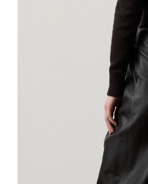 Crafted in Italy, this version of the Jeanne trouser features a supple nappa lambskin construction and a low-rise, relaxed-fitting silhouette that elegantly tapers towards the hem – a comfortable yet flattering silhouette enhanced by buttoned tabs on the ankles.