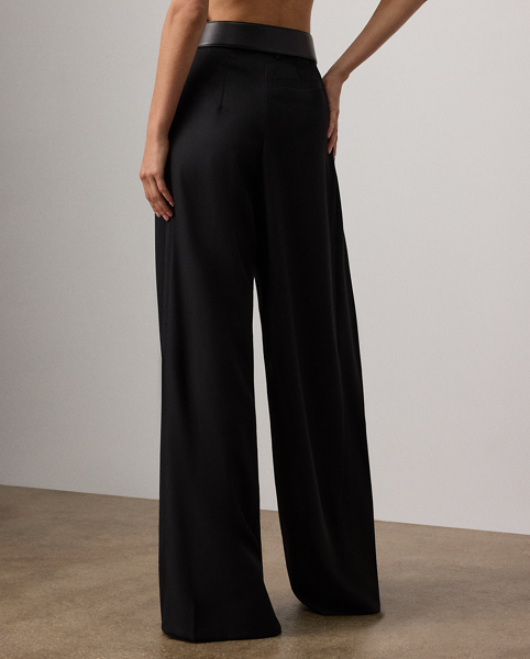 Tailored with inverted box pleats and back waist darts, the mid-rise Kelsie trouser is crafted from Italian grain de poudre fabric, which is woven with high-twist, ultrafine wool yarn that offers a clean finish and a crisp-yet-soft hand feel.