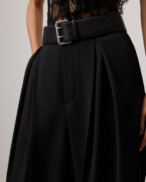 Tailored with inverted box pleats and back waist darts, the mid-rise Kelsie trouser is crafted from Italian grain de poudre fabric, which is woven with high-twist, ultrafine wool yarn that offers a clean finish and a crisp-yet-soft hand feel.