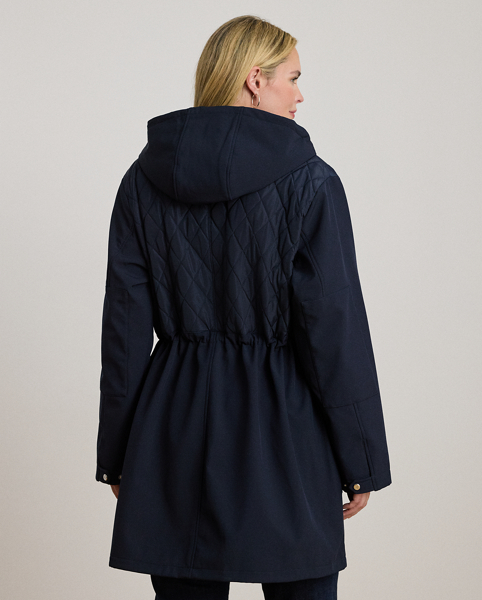 A mockneck and diamond quilting at the upper bodice lend to the modern appeal of this hooded jacket, which is lightly filled to keep you warm. An elasticised drawcord waist ensures the perfect cosy fit, while a logo patch on the sleeve adds signature style.