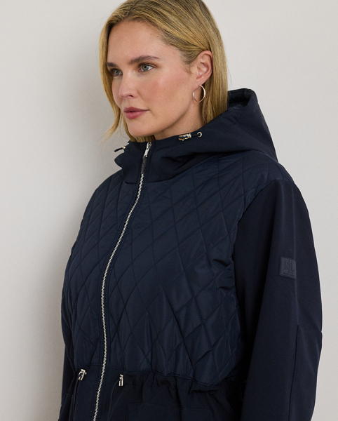 A mockneck and diamond quilting at the upper bodice lend to the modern appeal of this hooded jacket, which is lightly filled to keep you warm. An elasticised drawcord waist ensures the perfect cosy fit, while a logo patch on the sleeve adds signature style.