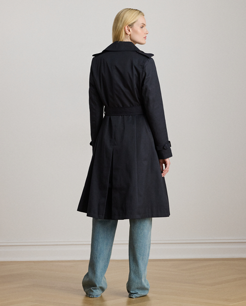 With a double-breasted silhouette, a belted waist and buttoned shoulder epaulets, this trench coat is a time-honoured wardrobe staple. “Lauren Ralph Lauren Lauren”-engraved horn-effect buttons add signature style, while a water-resistant cotton-blend shell will keep you dry.