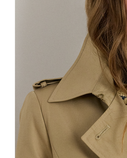 With a double-breasted silhouette, a belted waist and buttoned shoulder epaulets, this trench coat is a time-honoured wardrobe staple. “Lauren  Ralph Lauren Lauren”-engraved horn-effect buttons add signature style, while a water-resistant cotton-blend shell will keep you dry.