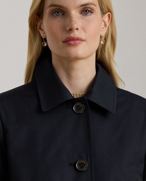 With a water-repellent cotton-blend shell and a menswear-inspired balmacaan coat silhouette, this piece seamlessly merges practical design elements with sophisticated sartorial details. A detachable hood offers versatility, while "Lauren Ralph Lauren Lauren"-engraved horn-effect buttons add a signature finish.