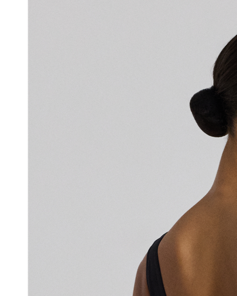 With adjustable straps to ensure the perfect fit, this bikini top is characterised by a deep V-neck and a two-tone design.