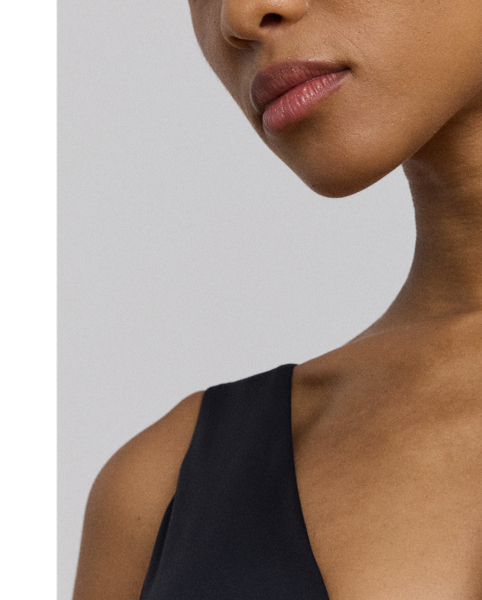 With adjustable straps to ensure the perfect fit, this bikini top is characterised by a deep V-neck and a two-tone design.