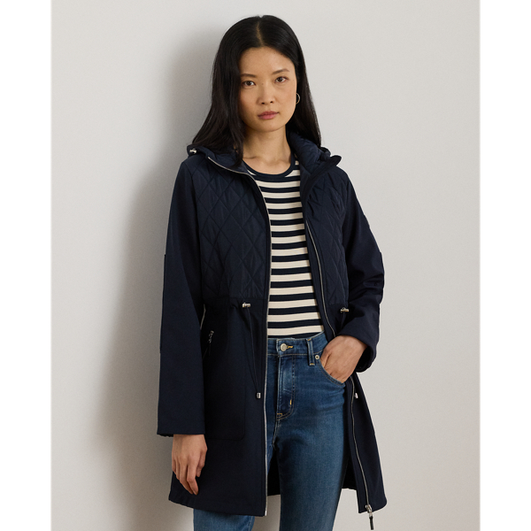 A mockneck and diamond quilting at the upper bodice lend to the modern appeal of this hooded jacket, which is lightly filled to keep you warm. An elasticised drawcord waist ensures the perfect cosy fit, while a logo patch on the sleeve adds signature style.