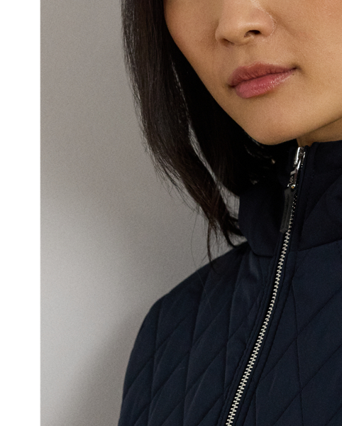 A mockneck and diamond quilting at the upper bodice lend to the modern appeal of this hooded jacket, which is lightly filled to keep you warm. An elasticised drawcord waist ensures the perfect cosy fit, while a logo patch on the sleeve adds signature style.