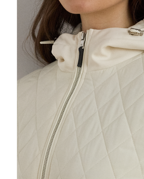 A mockneck and diamond quilting at the upper bodice lend to the modern appeal of this hooded jacket, which is lightly filled to keep you warm. An elasticised drawcord waist ensures the perfect cosy fit, while a logo patch on the sleeve adds signature style.