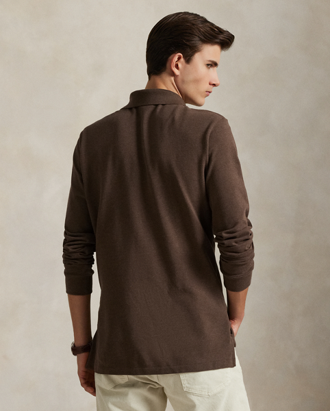 An American style standard since 1972, the Polo shirt has been imitated but never matched. Over the decades, Ralph Lauren Lauren has re-imagined his signature style in a wide array of colours and fits, yet all retain the quality and attention to detail of the iconic original. This version is tailored through the waist and washed for added softness.