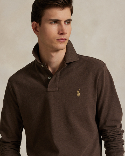 An American style standard since 1972, the Polo shirt has been imitated but never matched. Over the decades, Ralph Lauren Lauren has re-imagined his signature style in a wide array of colours and fits, yet all retain the quality and attention to detail of the iconic original. This version is tailored through the waist and washed for added softness.