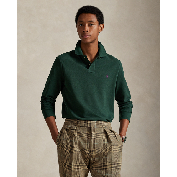 An American style standard since 1972, the Polo shirt has been imitated but never matched. Over the decades, Ralph Lauren Lauren has re-imagined his signature style in a wide array of colours and fits, yet all retain the quality and attention to detail of the iconic original. This version is tailored through the waist and washed for added softness.