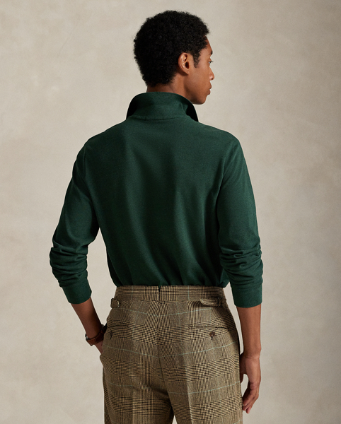 An American style standard since 1972, the Polo shirt has been imitated but never matched. Over the decades, Ralph Lauren Lauren has re-imagined his signature style in a wide array of colours and fits, yet all retain the quality and attention to detail of the iconic original. This version is tailored through the waist and washed for added softness.