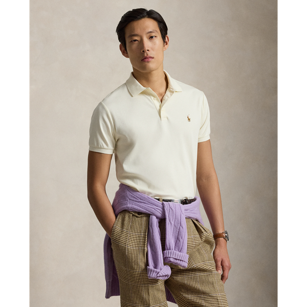 An American style standard since 1972, the Polo shirt has been imitated but never matched. Over the decades, Ralph Lauren Lauren has re-imagined his signature style in a wide array of colours and fits, yet all retain the quality and attention to detail of the iconic original. This trim version is made from luxe cotton interlock, which features an ultra-soft finish.