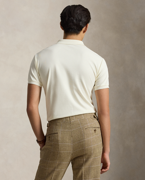 An American style standard since 1972, the Polo shirt has been imitated but never matched. Over the decades, Ralph Lauren Lauren has re-imagined his signature style in a wide array of colours and fits, yet all retain the quality and attention to detail of the iconic original. This trim version is made from luxe cotton interlock, which features an ultra-soft finish.