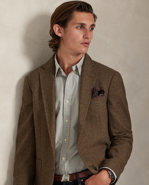 The oxford shirt made its debut at the beginning of the Ralph Lauren Lauren brand, and since then, it has solidified its status as a pillar of the Polo look. Today, Mr Lauren continues to design countless variations of his iconic shirt, including this trim version, which is finished with our signature Pony.