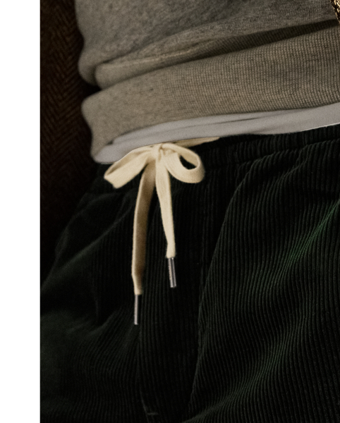 We've brought back these 15 cm inside leg shorts from our archive and updated them with a comfortable drawstring waist. This pair is crafted from soft corduroy for a heritage-inspired look.