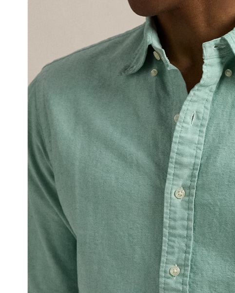 The oxford shirt made its debut very early in  Ralph Lauren Lauren’s designs, and since then, it has solidified its status as a pillar of the Polo look. Our fabric is developed with a secret wash, giving it instant character, ease and a heathered softness – what we refer to as "the perfect rumple". The formula is so unique that it's been kept in a safe for more than three decades. Today, Mr Lauren continues to create countless variations of his iconic shirt, including this Custom Fit version, which is embroidered with our multicoloured signature Pony.